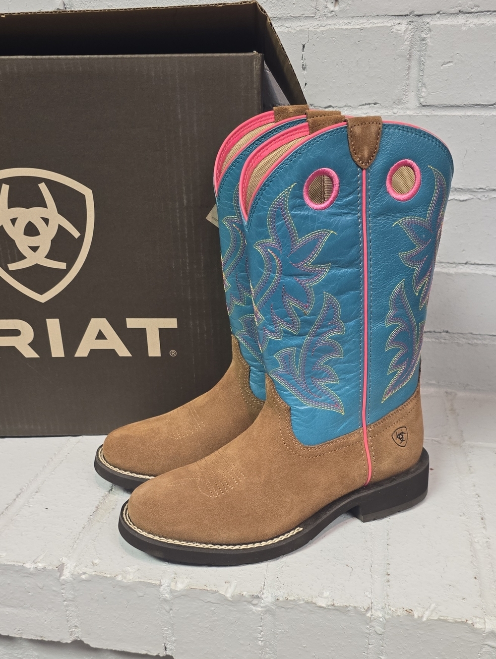 Ariat ELKO Western Boots with Turquoise Shaft and Pink Trim. NWT.
